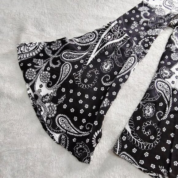 Express ✦ Black White Paisley Bell Sleeve Blouse ✦ Keyhole Back Rayon XS EUC - Picture 4 of 10